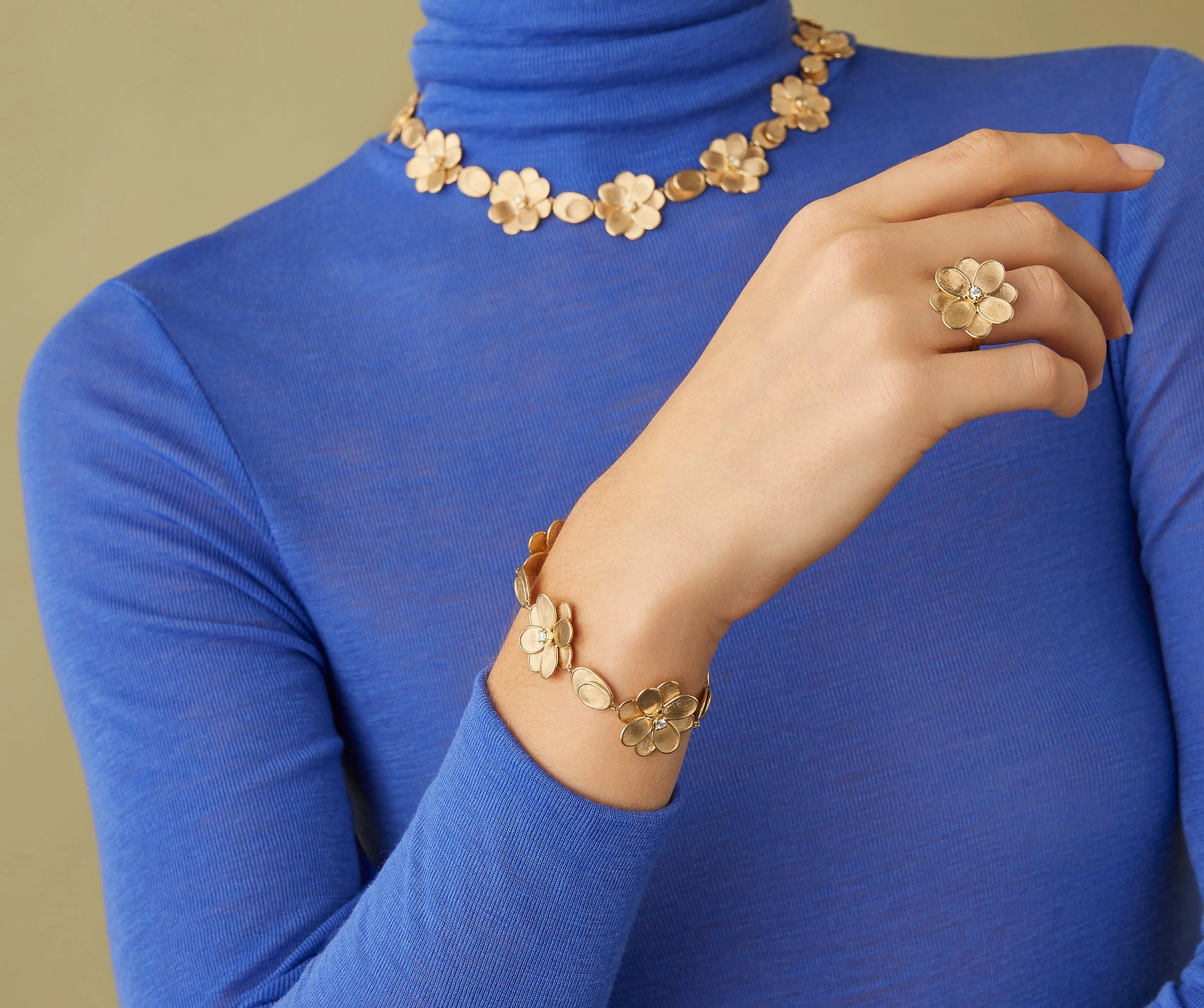 18K Yellow Gold Flower Ring with Diamonds - Image 3