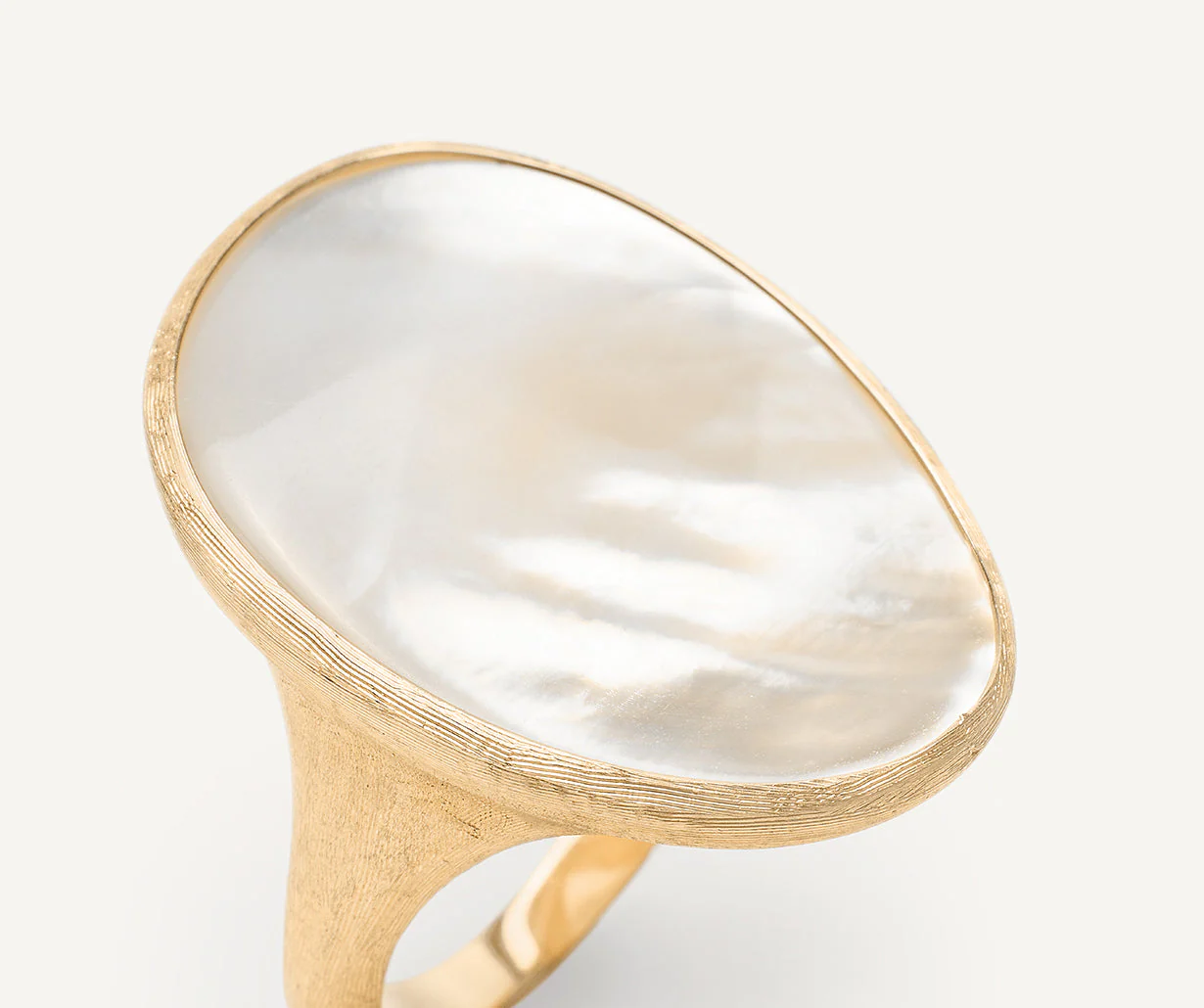 18K Yellow Gold Mother of Pearl Cocktail Ring - Image 3