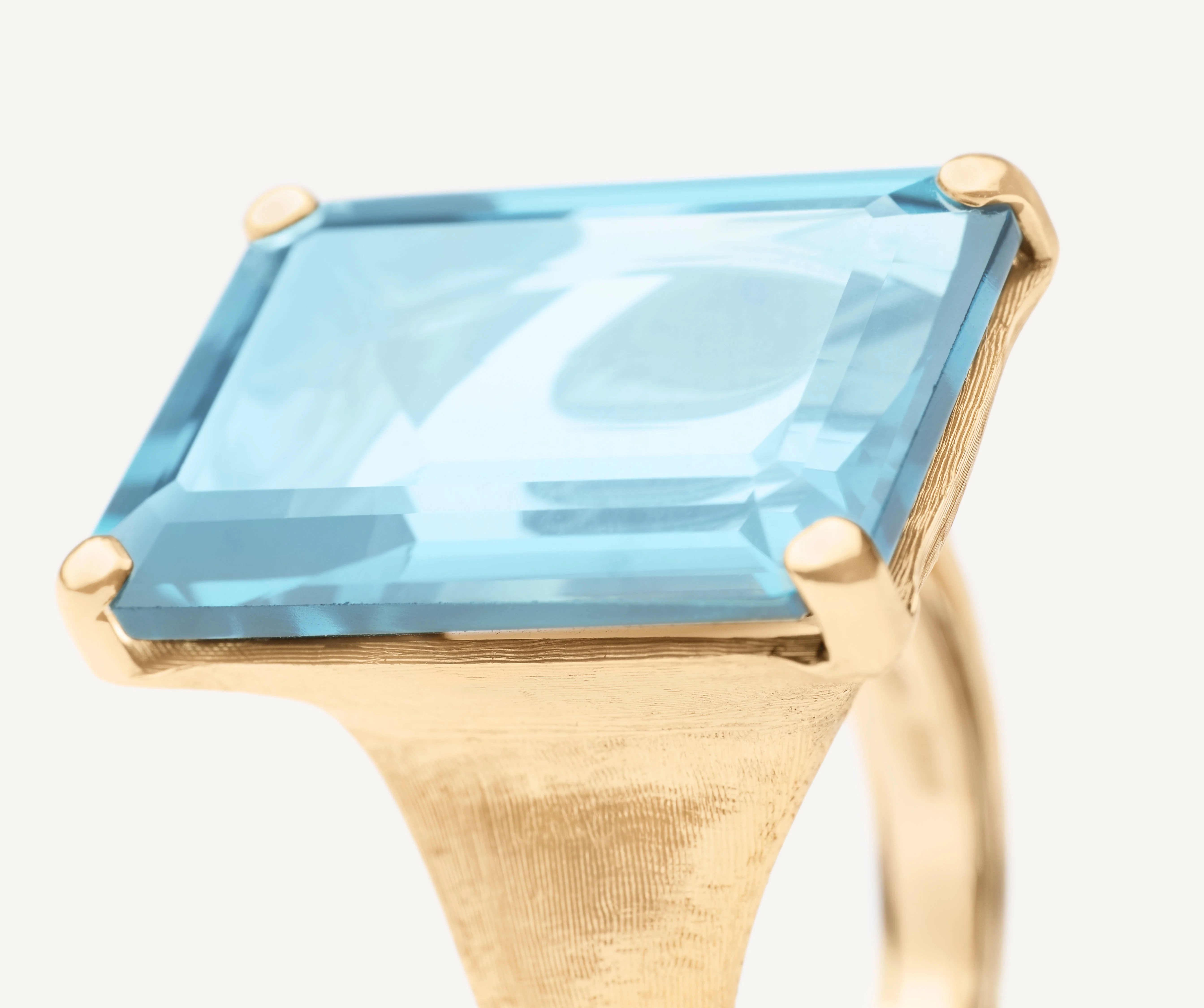 18K Yellow Gold Blue Baguette-Cut Topaz Cocktail Ring - Image 2