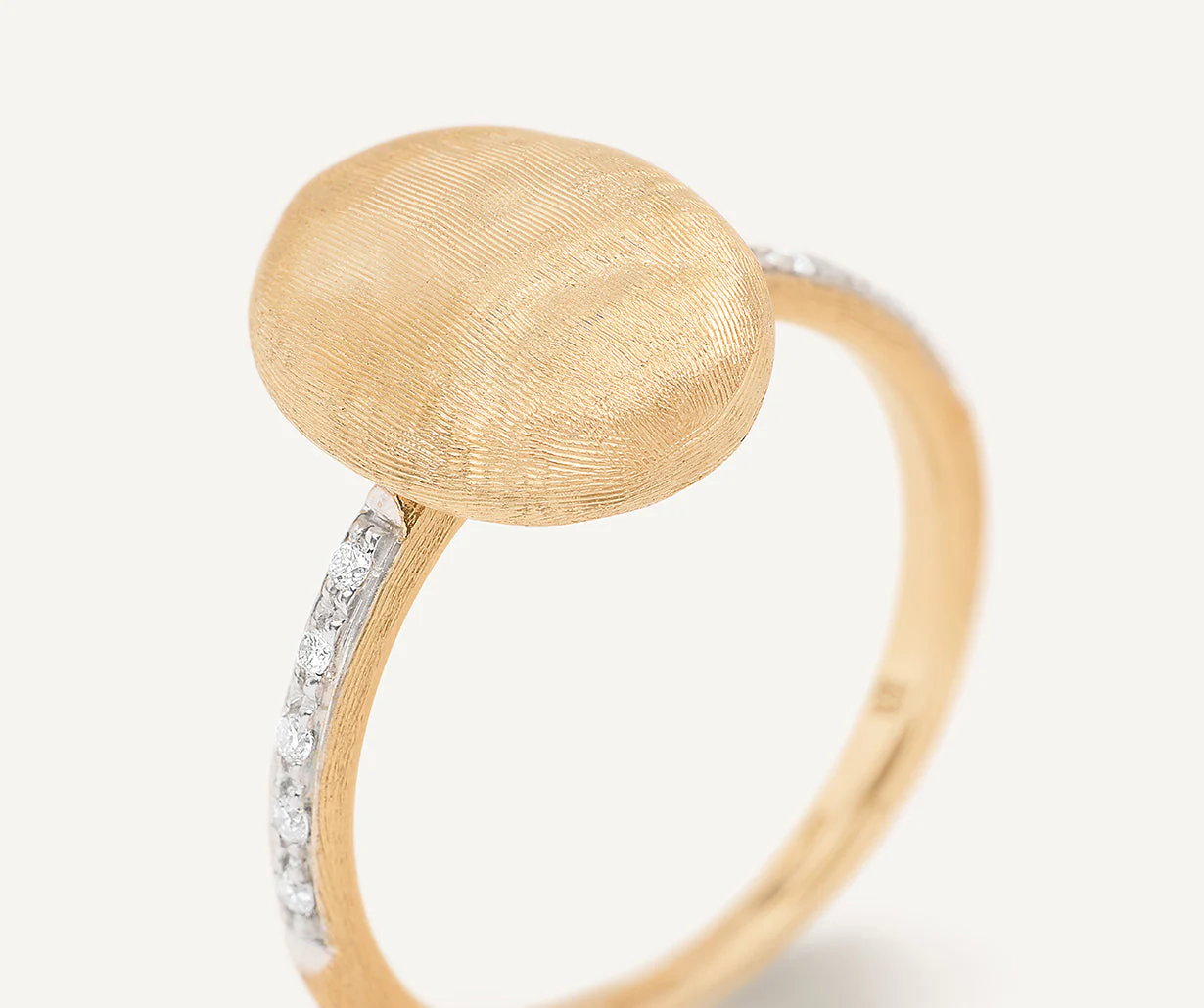 18K Yellow Gold Oval Ring with Diamonds - Image 3